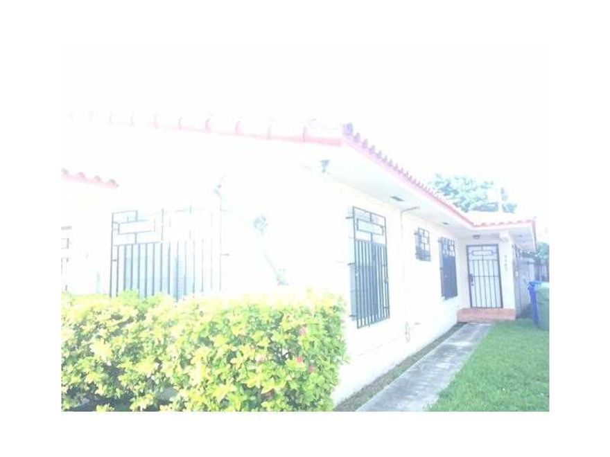 SPACIOUS 3 BEDROOM, 2 BATH DUPLEX. TILE THROUGHOUT, WASHER/DRYER,  CLOSE TO CORAL WAY, RESTURANTS & SHOPPING. TENANT SCREENING REQUIRED: CREDIT, CRIMINAL & EVICTION.