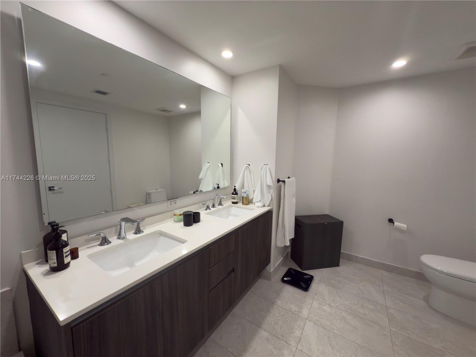 ARIA ON THE BAY CONDO - Residential