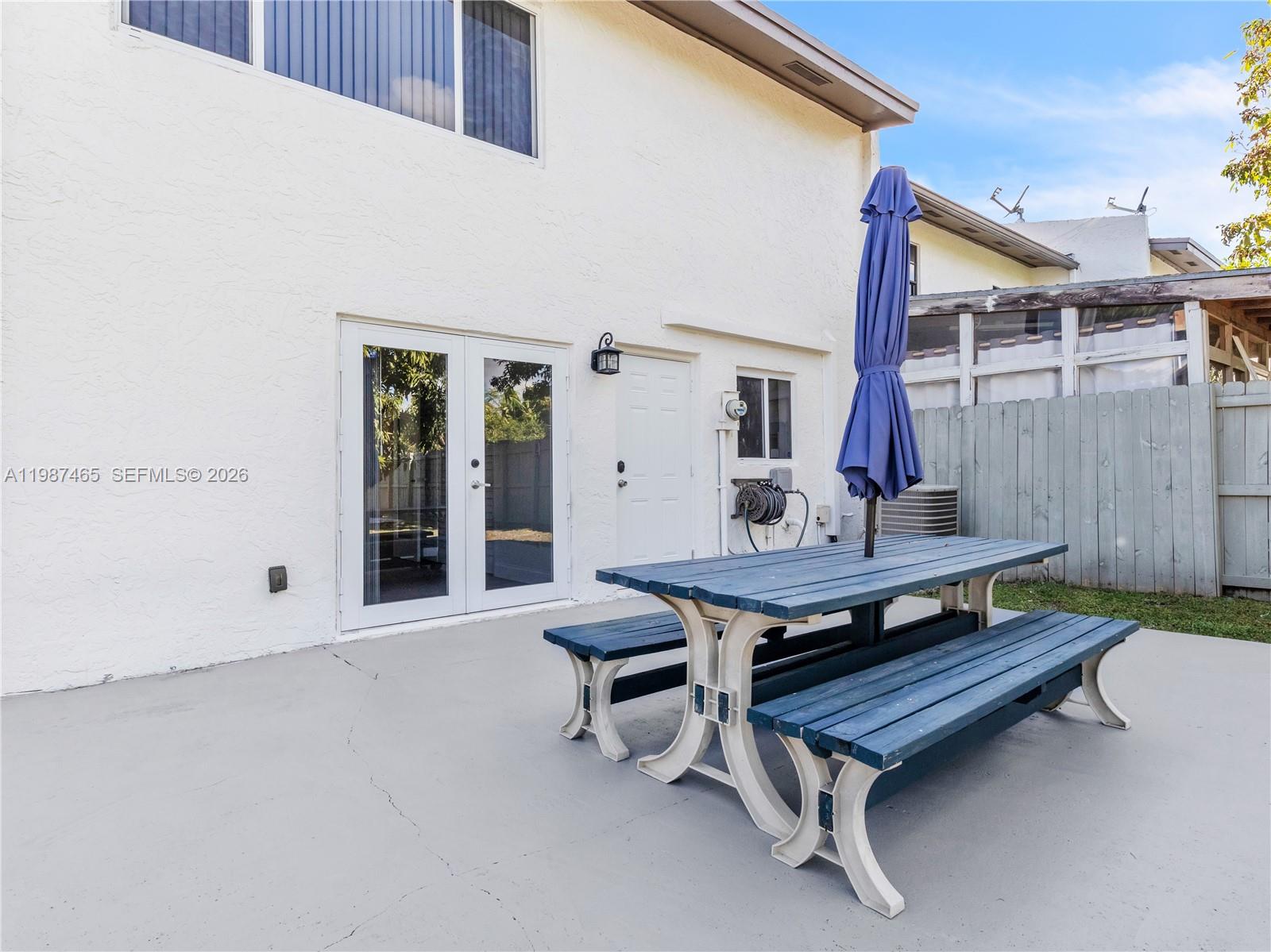 SNAPPER CREEK TOWNHOUSES - Residential Lease