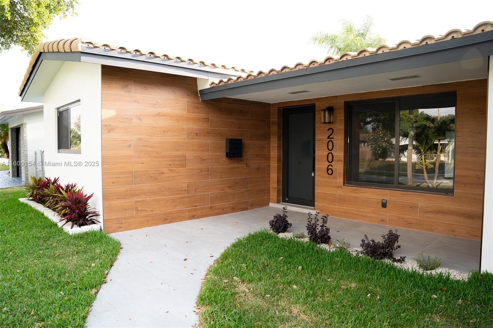 HOLLYWOOD HILLS - Residential
