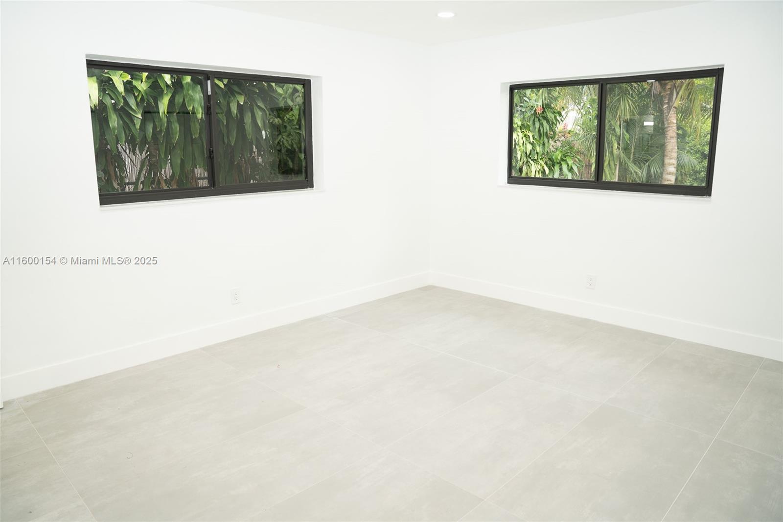 HOLLYWOOD HILLS - Residential