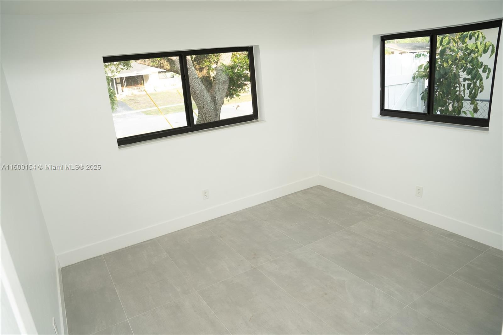 HOLLYWOOD HILLS - Residential