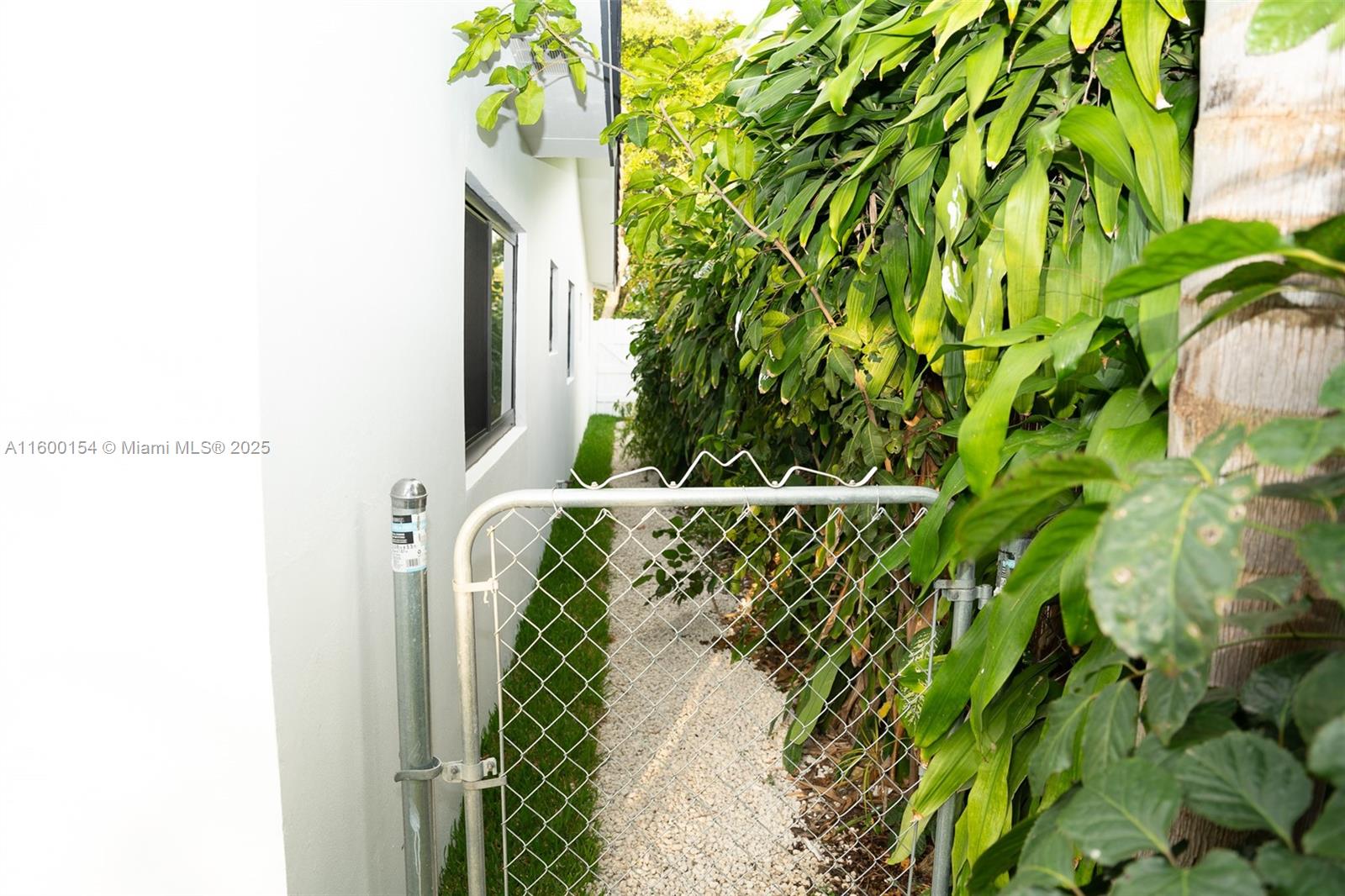HOLLYWOOD HILLS - Residential