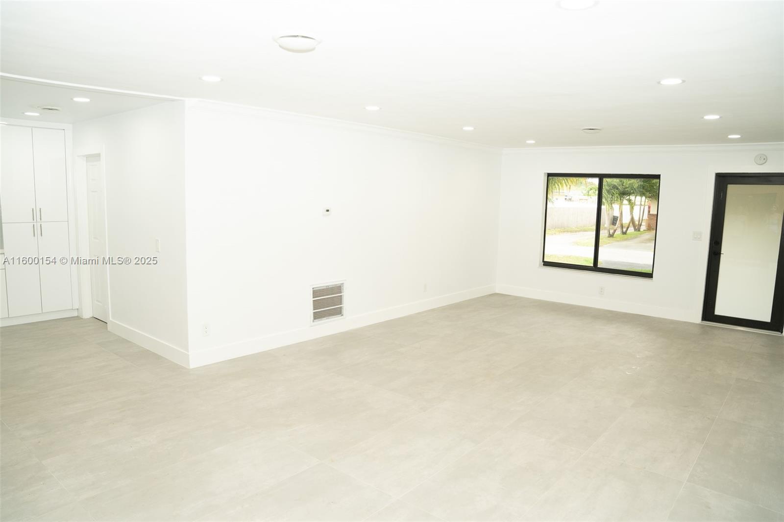 HOLLYWOOD HILLS - Residential
