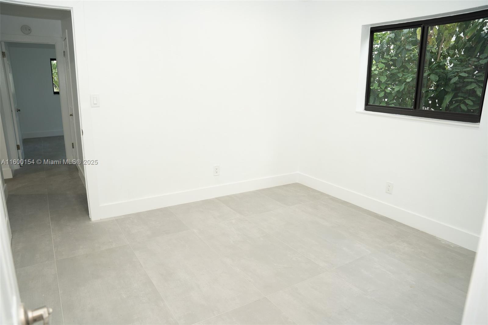 HOLLYWOOD HILLS - Residential