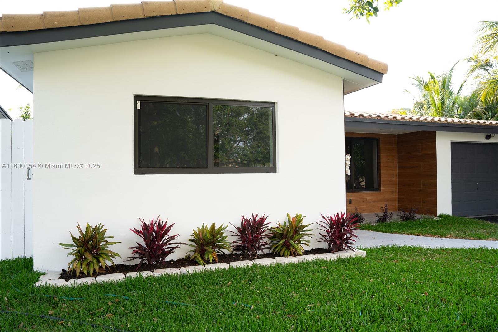 HOLLYWOOD HILLS - Residential