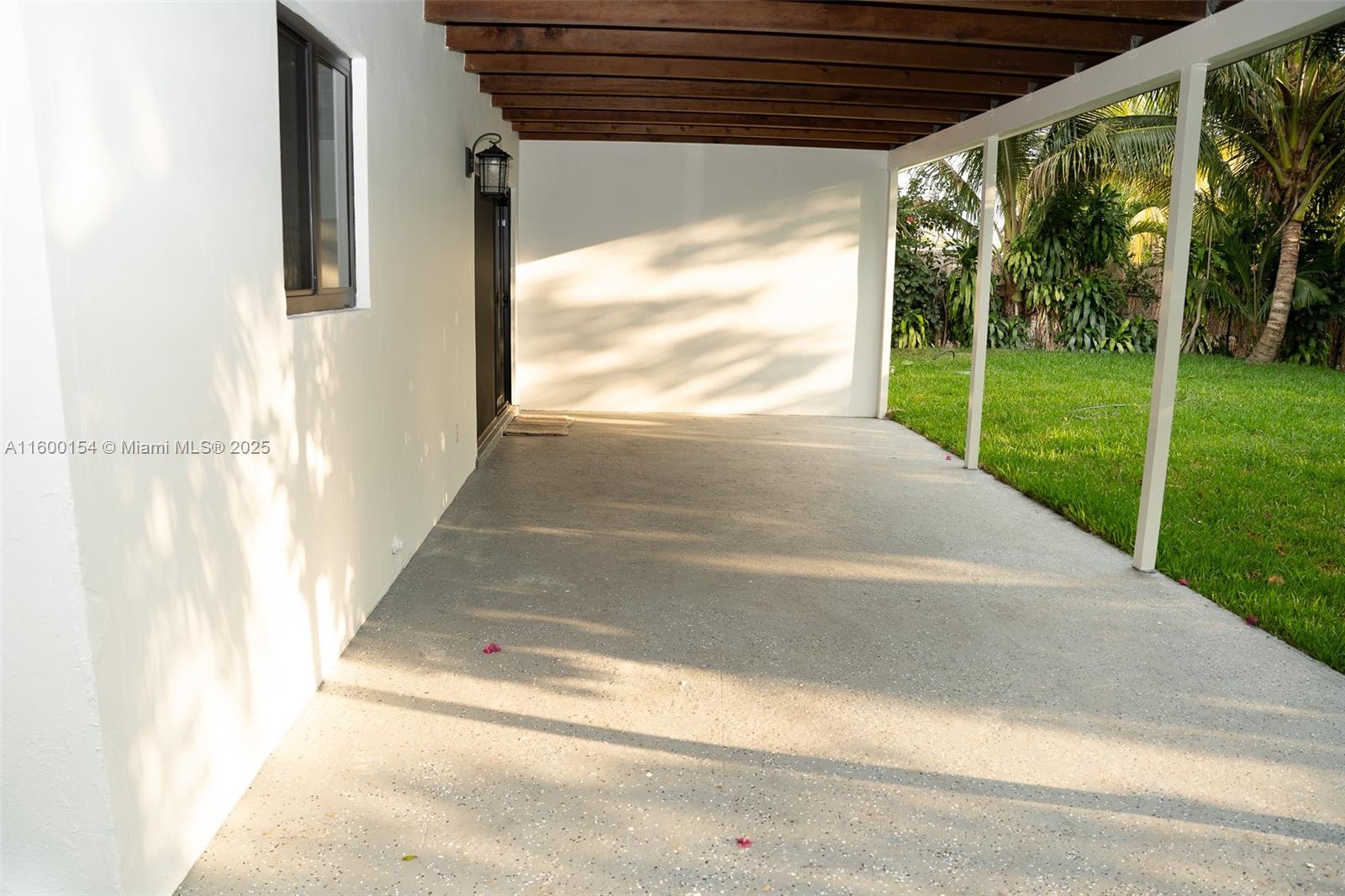 HOLLYWOOD HILLS - Residential