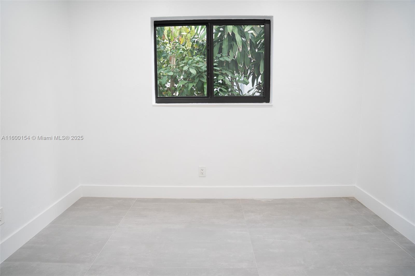 HOLLYWOOD HILLS - Residential