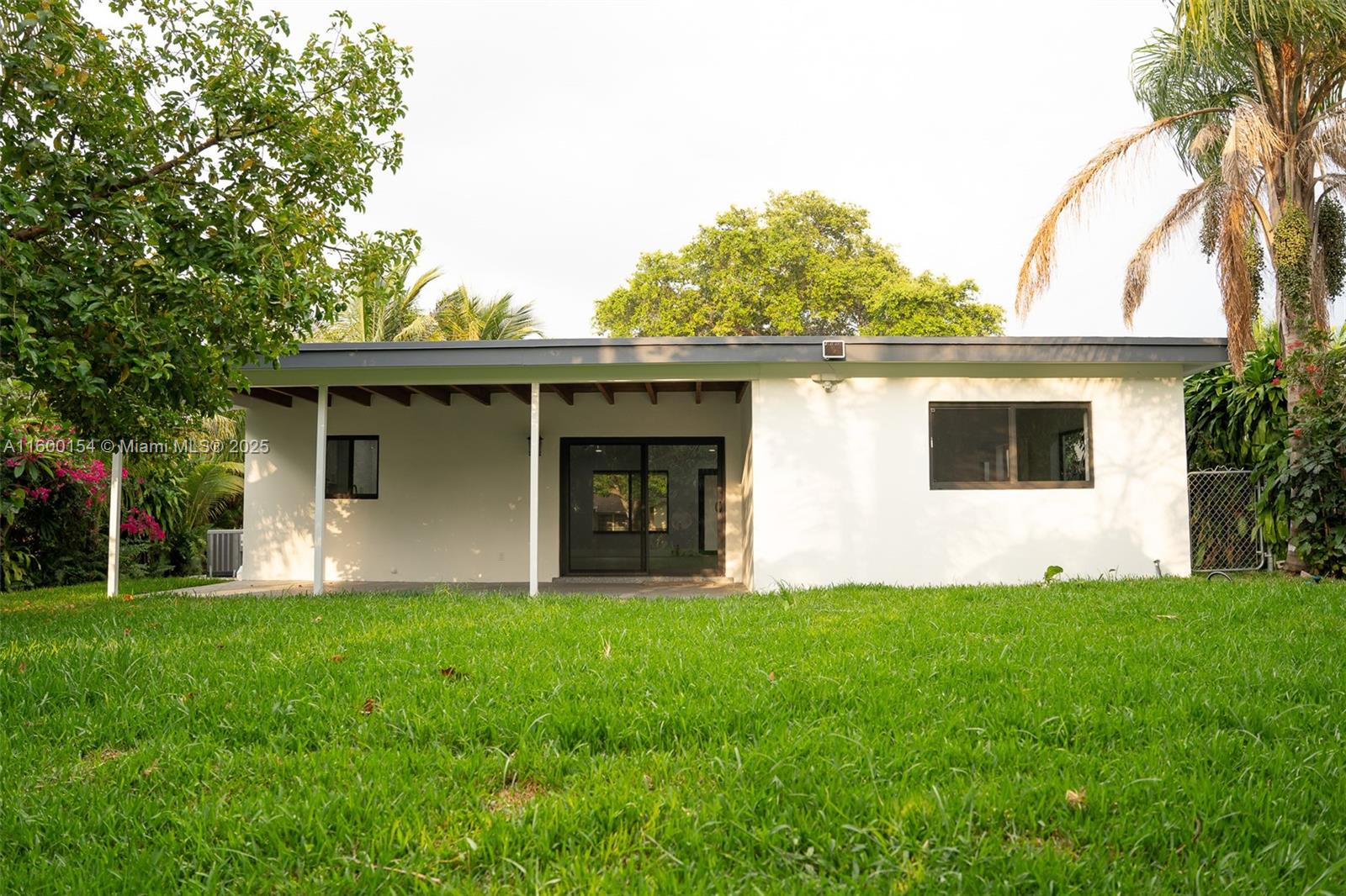 HOLLYWOOD HILLS - Residential