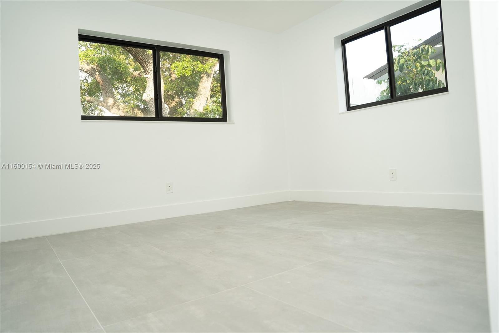 HOLLYWOOD HILLS - Residential