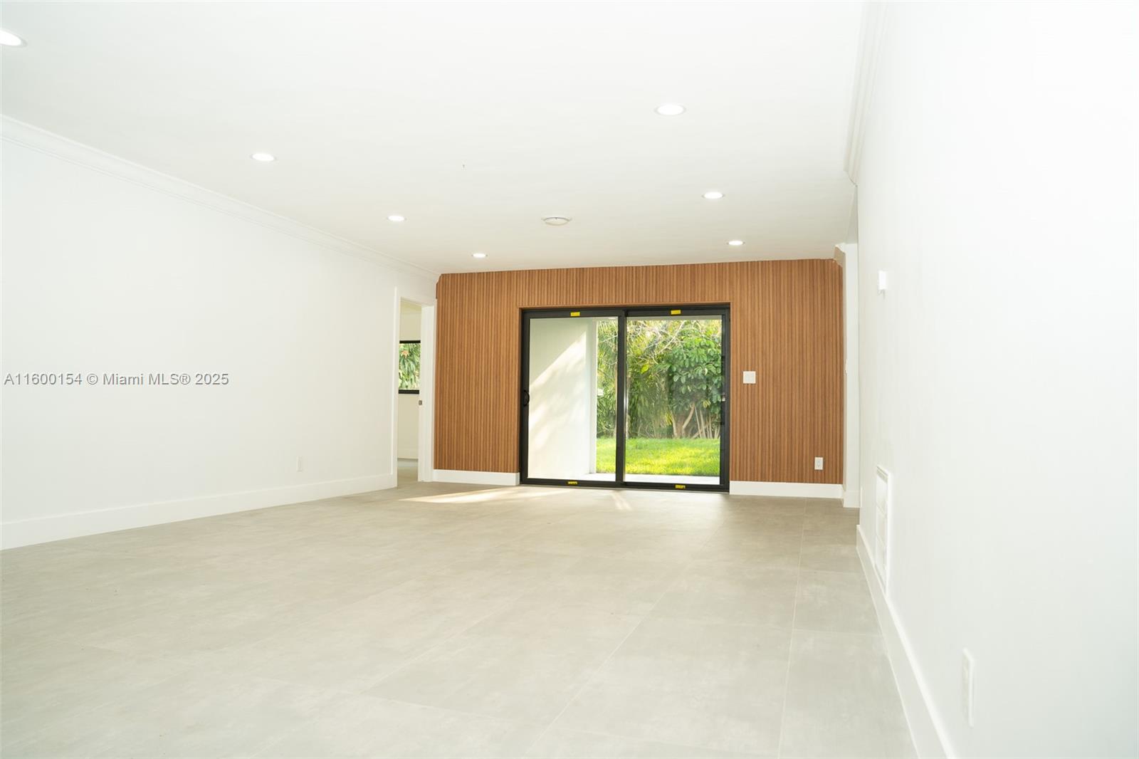 HOLLYWOOD HILLS - Residential