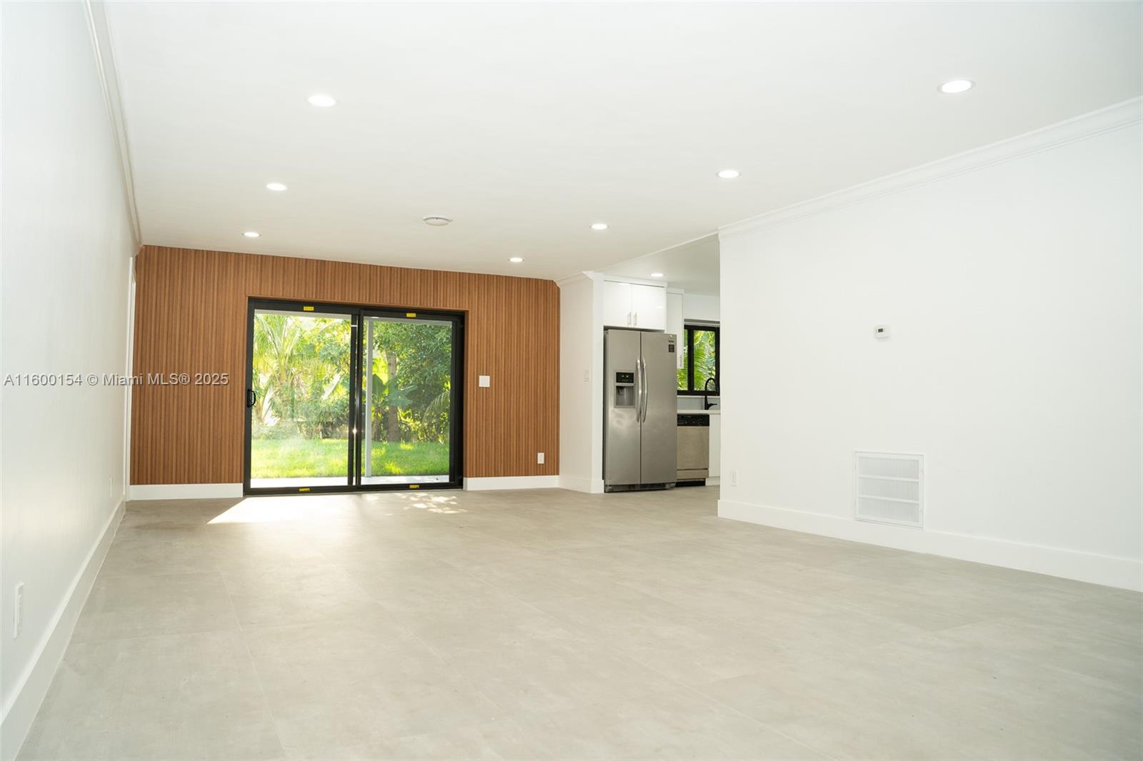 HOLLYWOOD HILLS - Residential