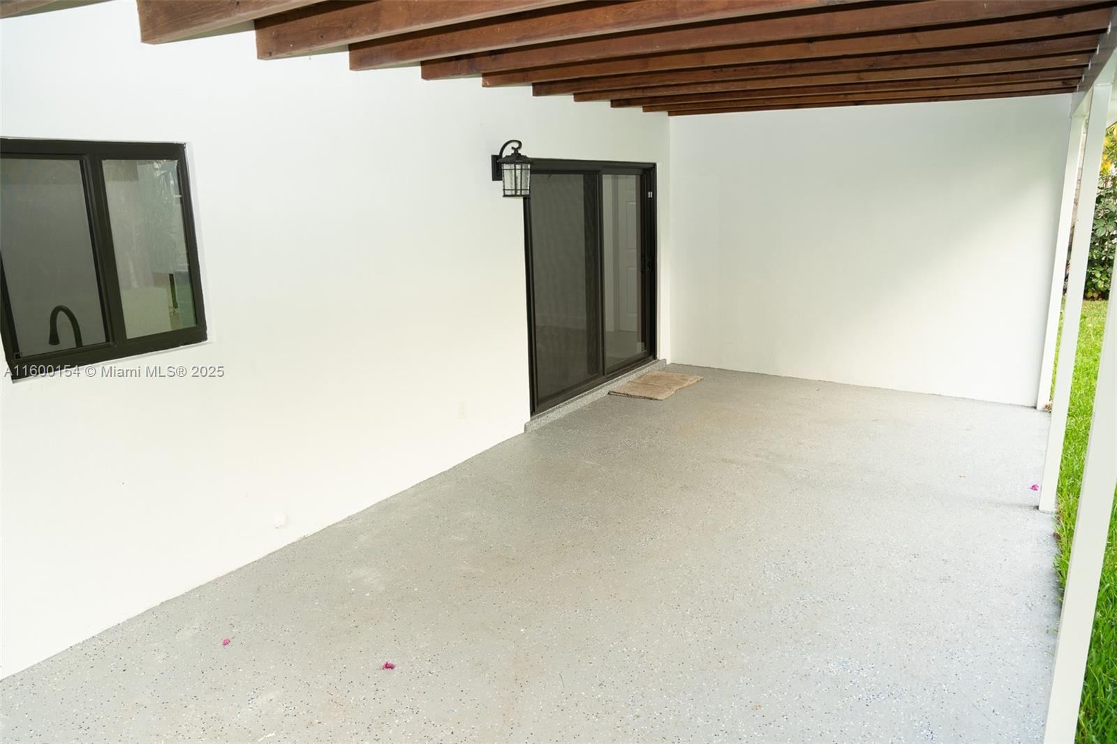 HOLLYWOOD HILLS - Residential