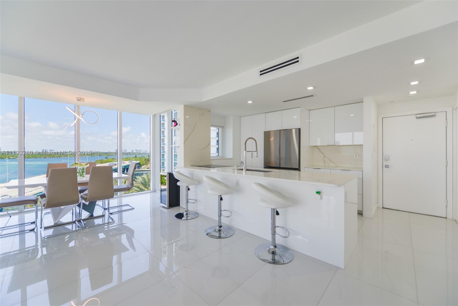 10275 Collins Ave 731