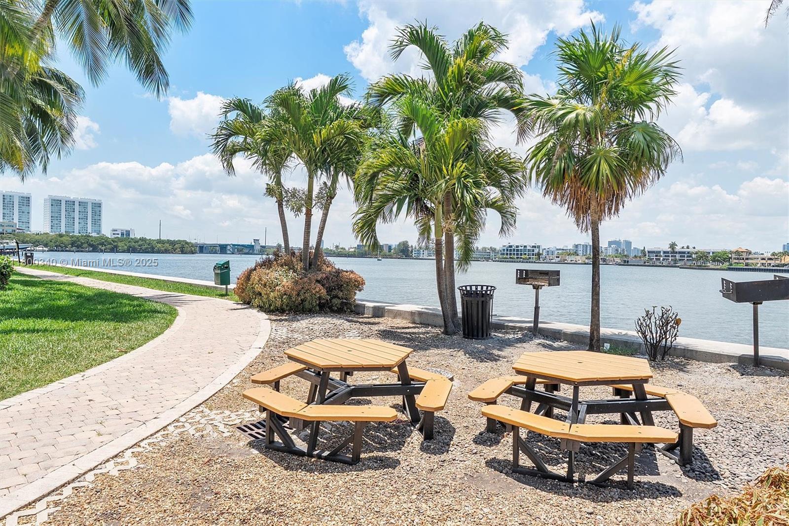 PORTO BELLAGIO CONDO - Residential