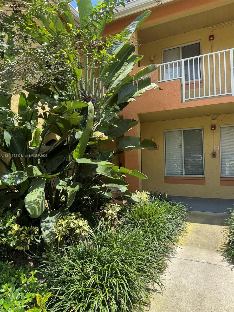 905 Coral Club Dr 905