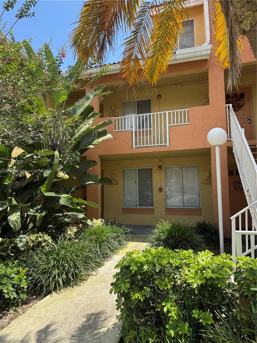905 Coral Club Dr 905