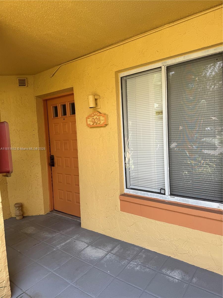 905 Coral Club Dr 905