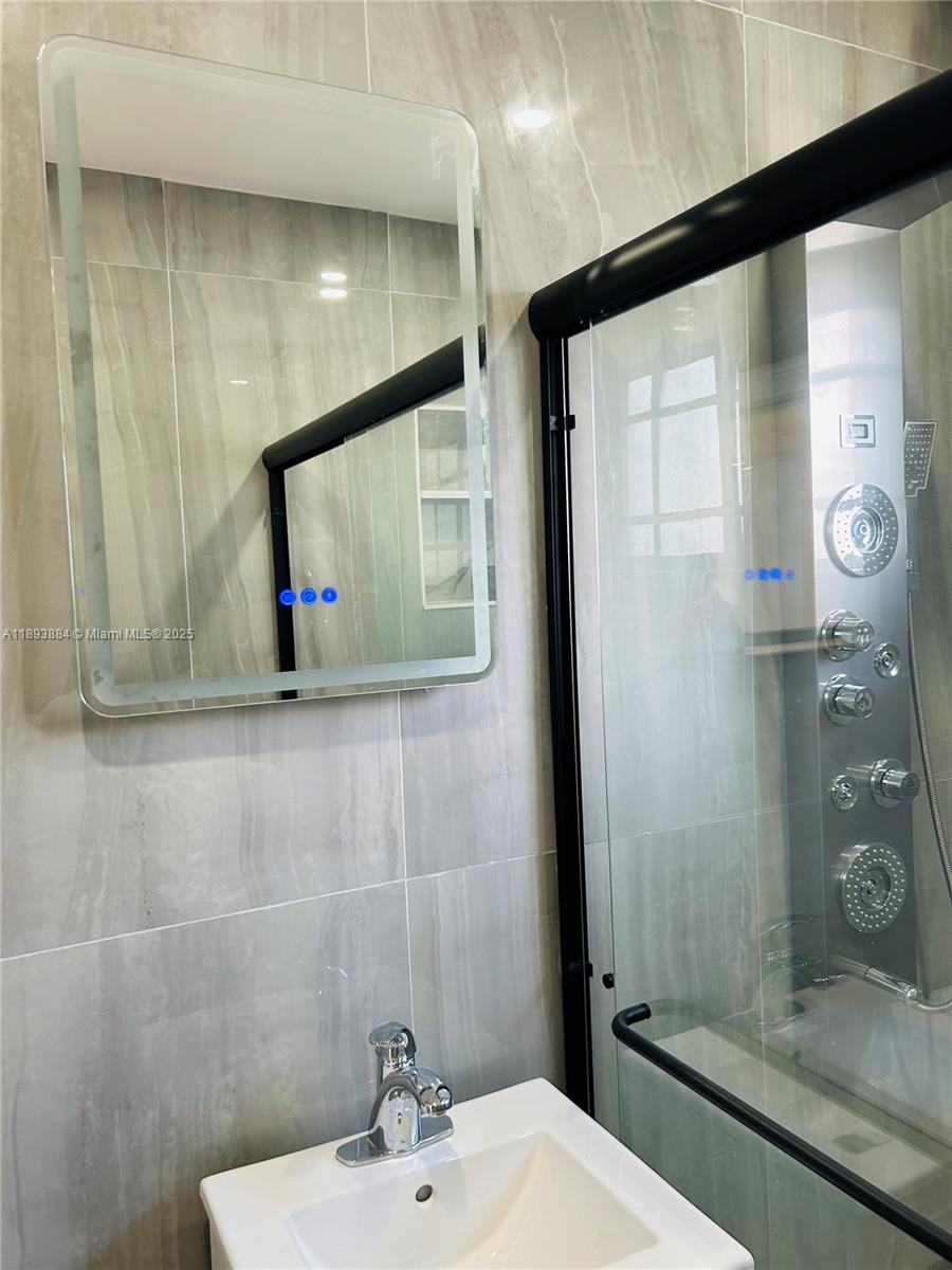 PALMLAND ESTATES - Residential Lease