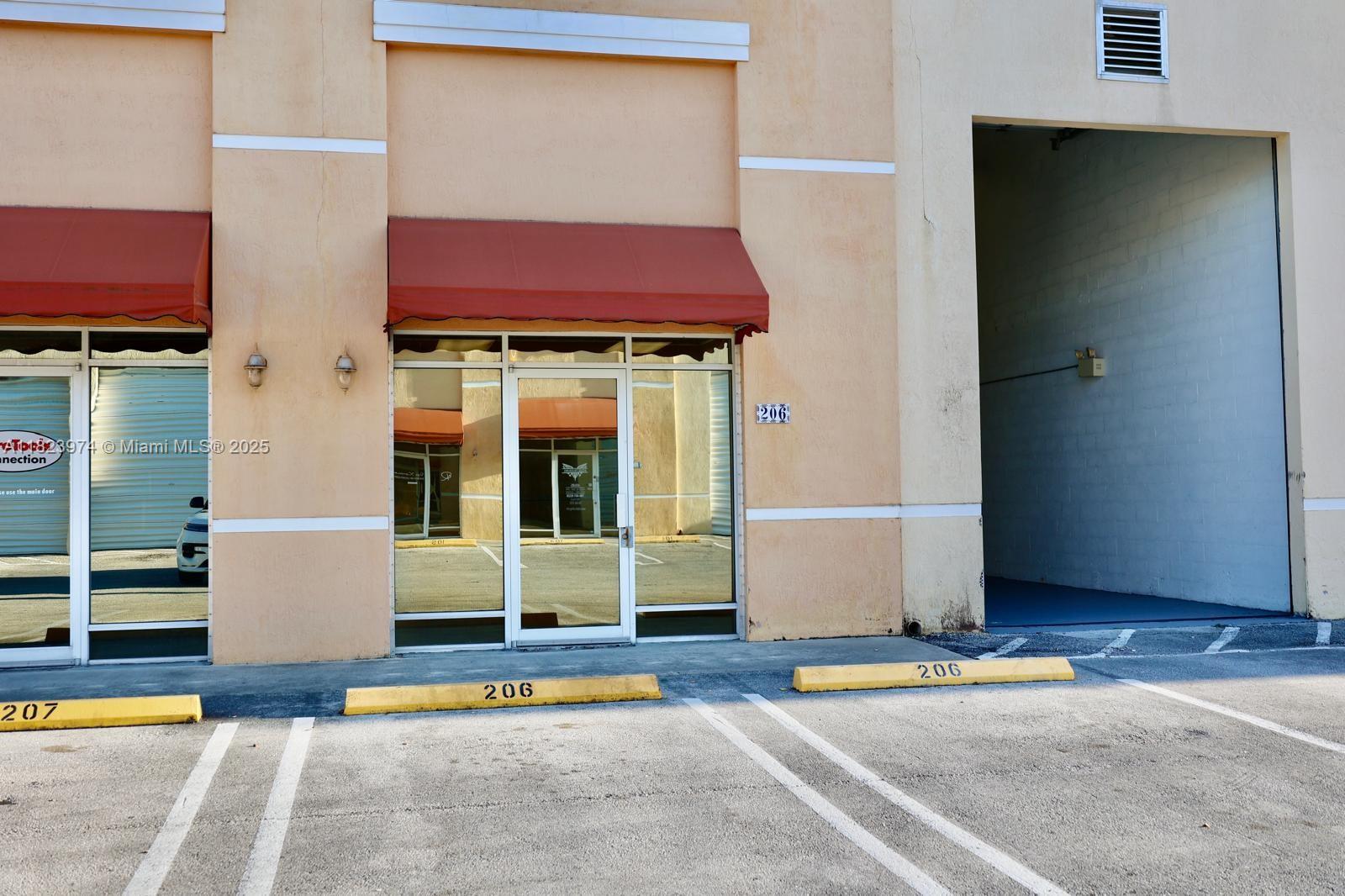 Warehouse Space Available – Prime Location Near Tamiami Airport (East of 137th Ave)
Built in 2005, this well-maintained warehouse offers excellent visibility and easy access in a highly sought-after location. The property features a ground-level bay door, street-level loading, a 1,400 sq ft warehouse, and a 250 sq ft air-conditioned office space. Both the warehouse and the office are fully air-conditioned, providing a comfortable working environment throughout