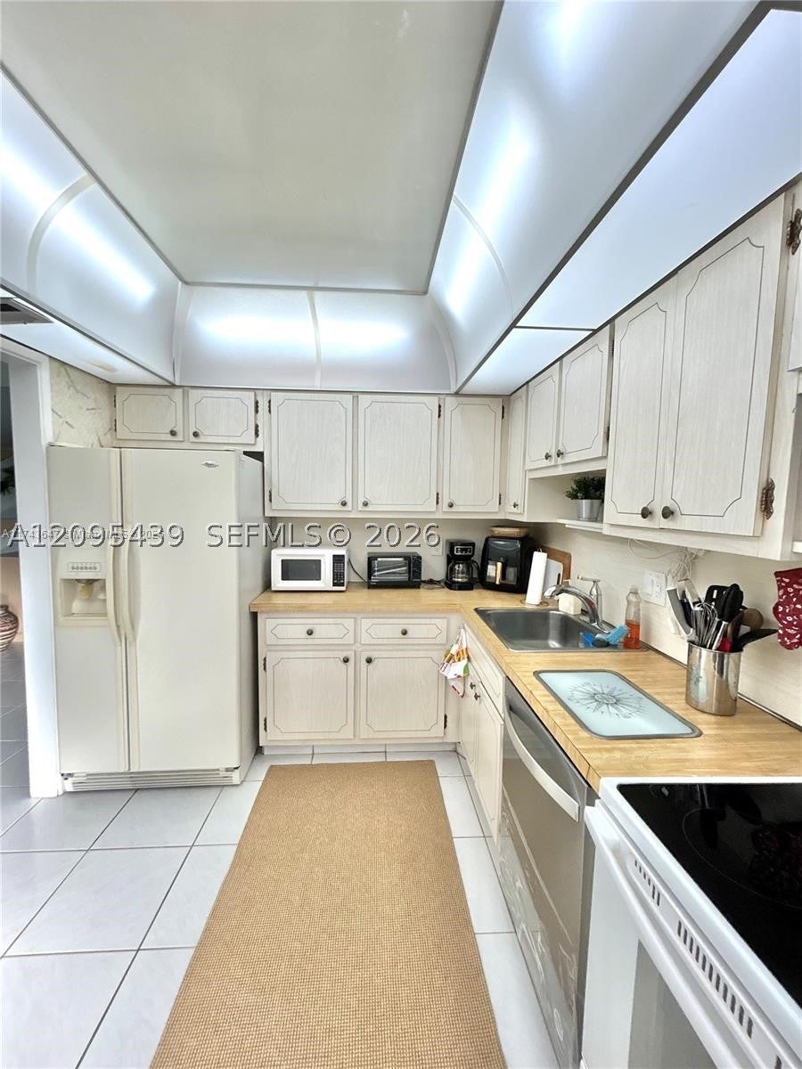 2900 N Palm Aire Dr 210