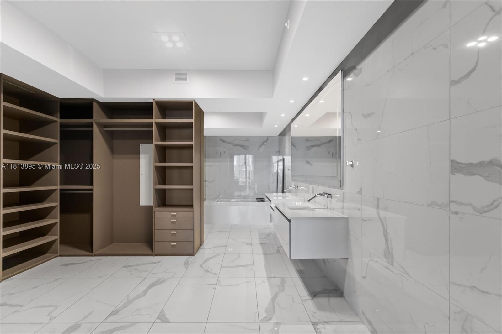 PRIVE CONDO - Residential