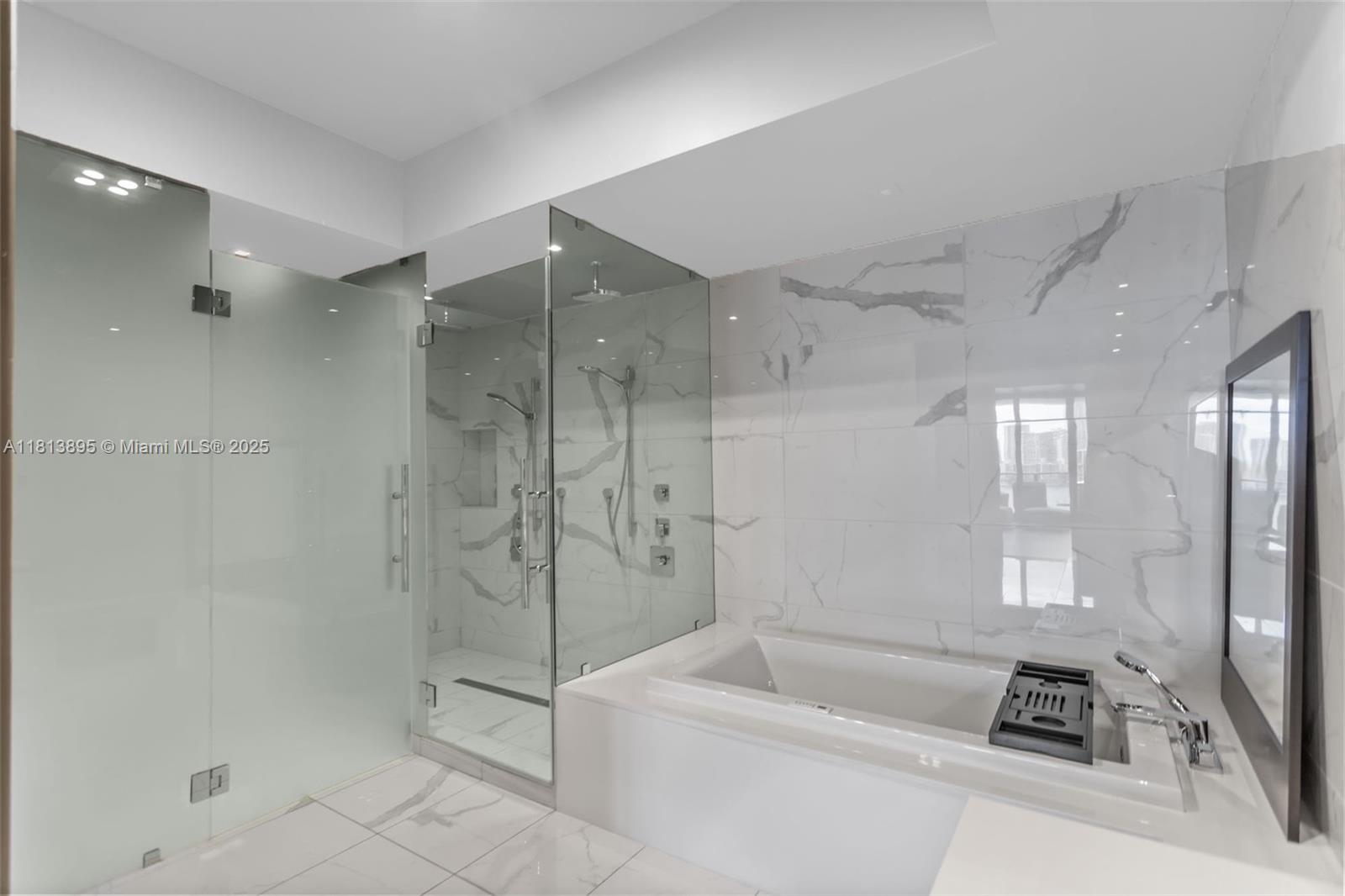PRIVE CONDO - Residential