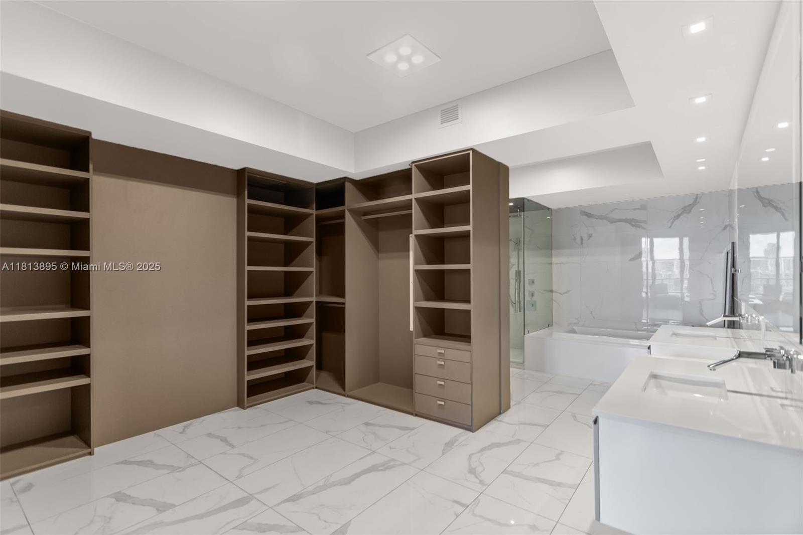 PRIVE CONDO - Residential