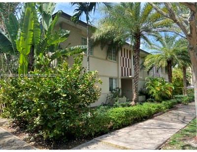 Excellent opportunity to own a charming one bedroom one bathroom in a small building, on first floor, with onsite laundry and assigned parking. Peaceful neighborhood, beautiful area, walk to shops and restaurants. Minutes to Brickell, Coconut Grove and University of Miami.