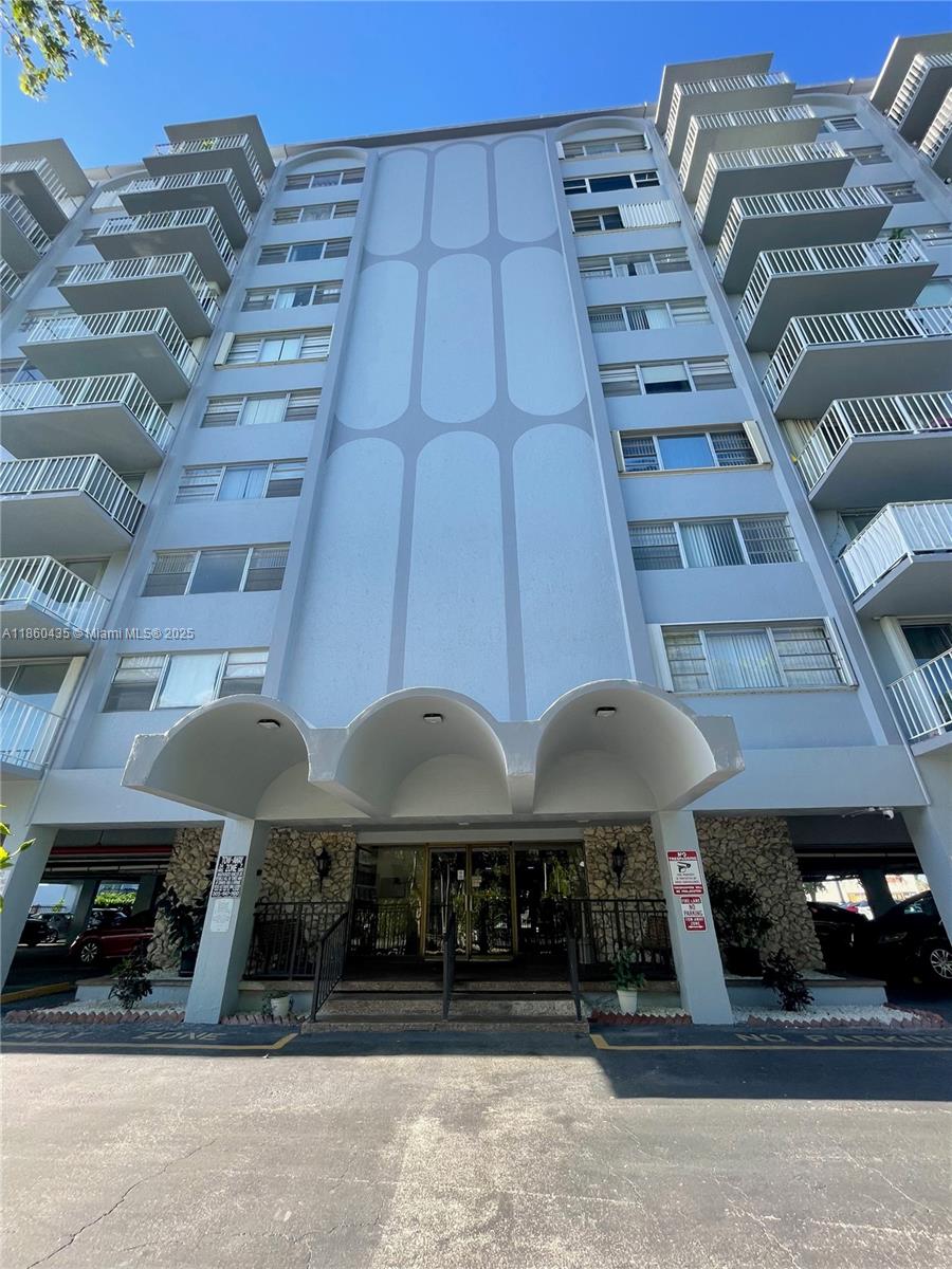 Studio apartment with 576 sq ft in a prime North Miami area. Features a cozy kitchen, plenty of storage, and a spacious balcony with a view of the pool area. Close to shops, restaurants, schools, and more. Gated community with secured entry.
