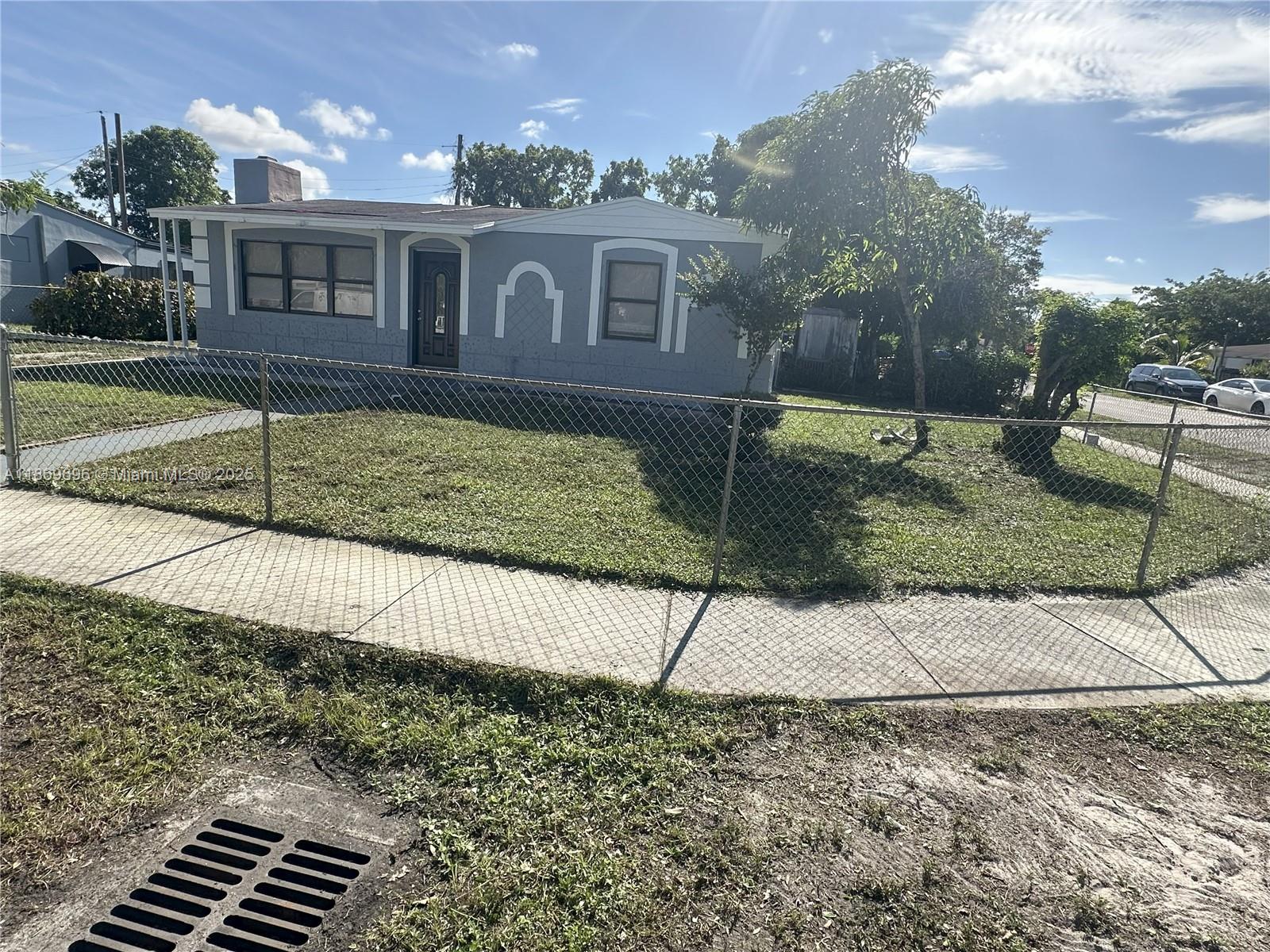 This remodeled 3-bedrooms, 1-bath single-family home. Located in an area with quick access to major expressways, shopping centers, and the airport. Inside,fresh modern finishes. Outside, a private backyard provides space for entertaining.