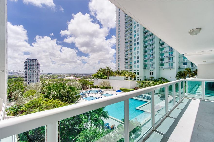Beautiful building with full amenities.. Spacious One bedroom West facing overlooking the pool and the beautiful
sunset. Residence offers stunning waterfront gym, sauna, party room, heated pools, 24 hour concierge and valet.
Centrally located within steps from the Cultural heart of Miami, with easy access to South Beach and all major
highways. Available starting April 22nd.