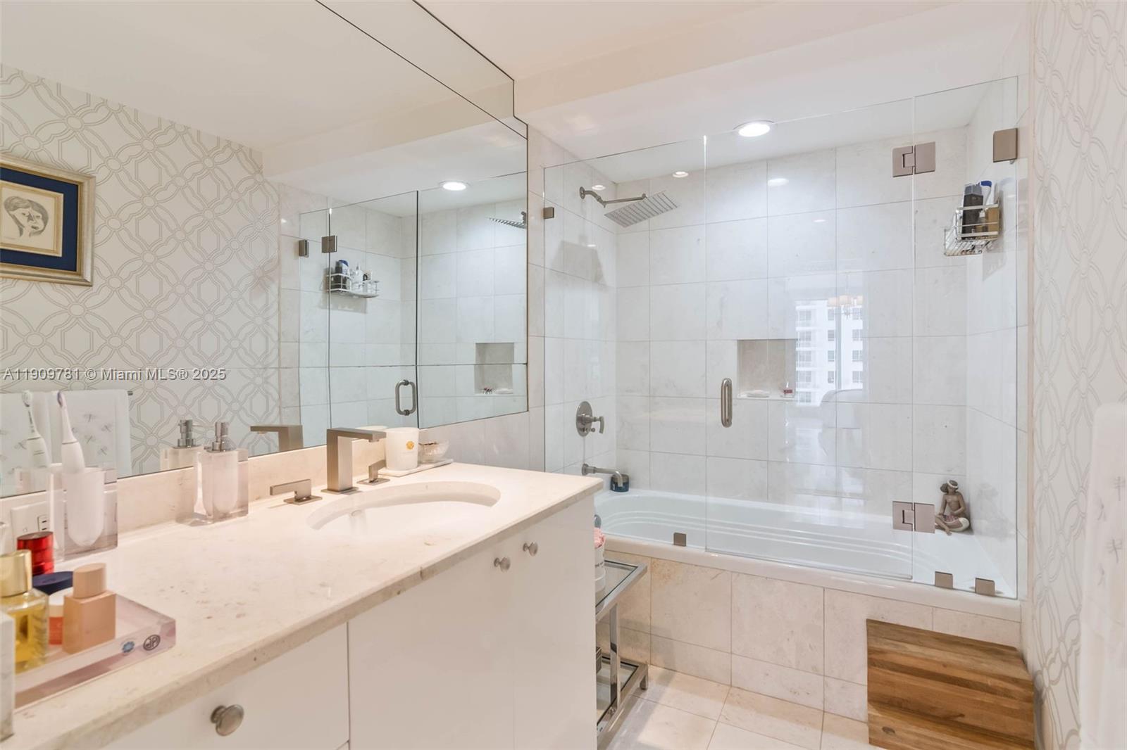 CARBONELL CONDO - Residential Lease