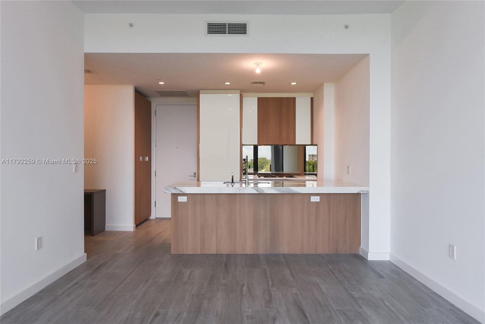 2831 S Bayshore Dr 606