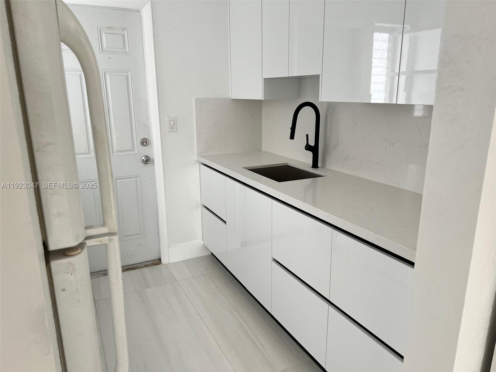 944 CONDOMINIUM - Residential Lease