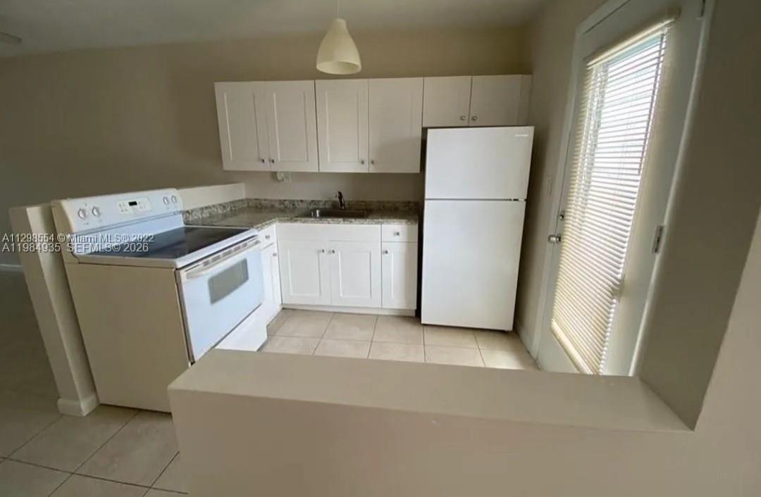 LIDO BAY LODGE CONDOMINIU - Residential Lease