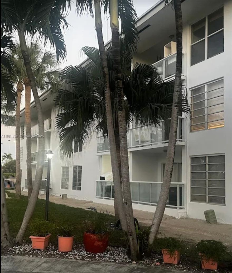 Beautiful and very spacious apartment in a quiet condominium. This unit features a private balcony, and offers big closets providing plenty of space, open kitchen that crates a bright and comfortable living area.
 Located in a pleasant community with friendly neighbors that create a warm and welcoming atmosphere.