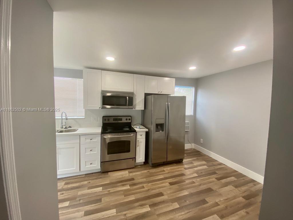 Efficiency for rent in very good condition. Rent includes water and electricity. Conveniently located across from a school. The unit does not have a living room; it features a kitchen with space for a table and two bedrooms.