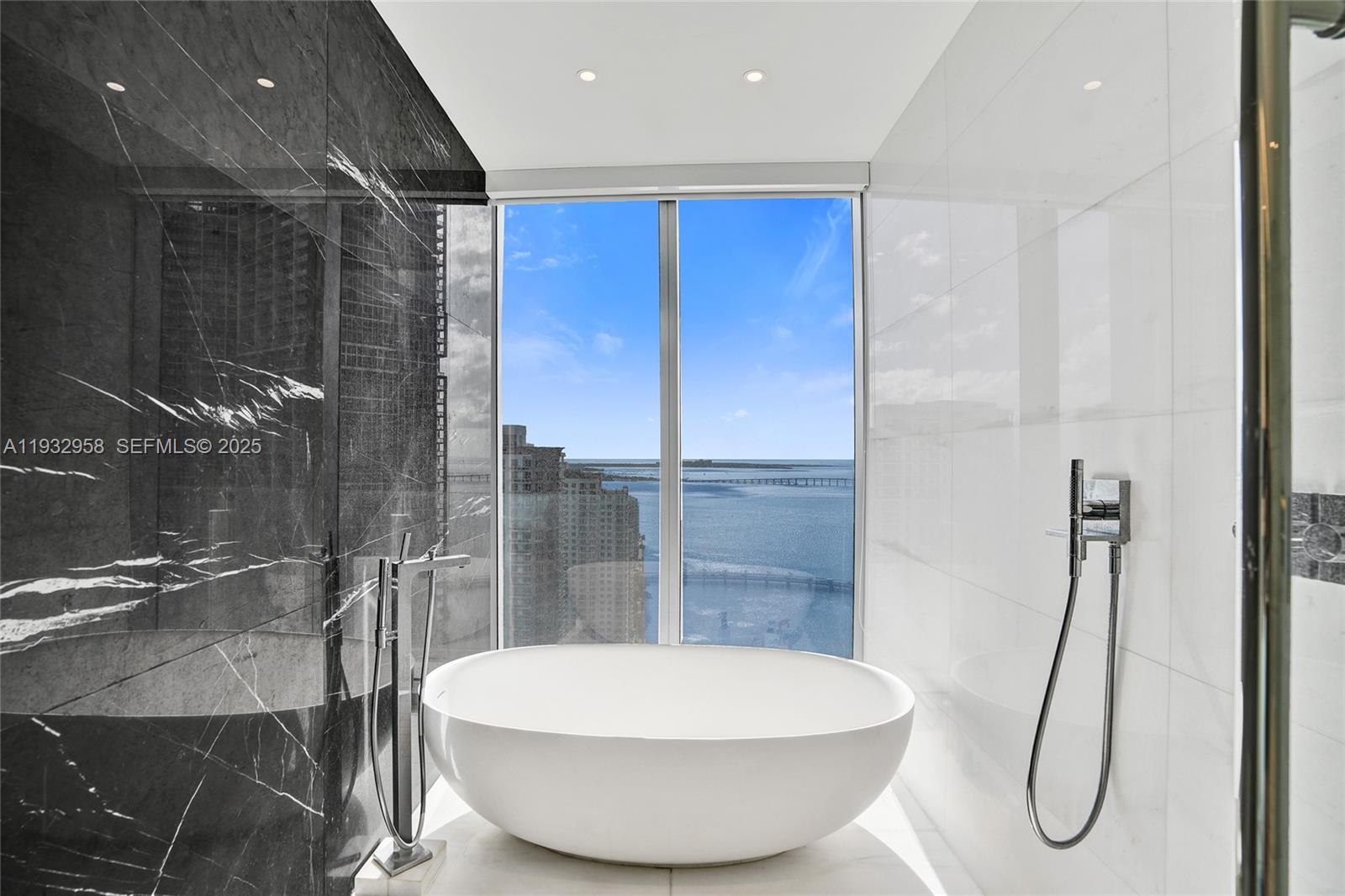 ASTON MARTIN RESIDENCES - Residential