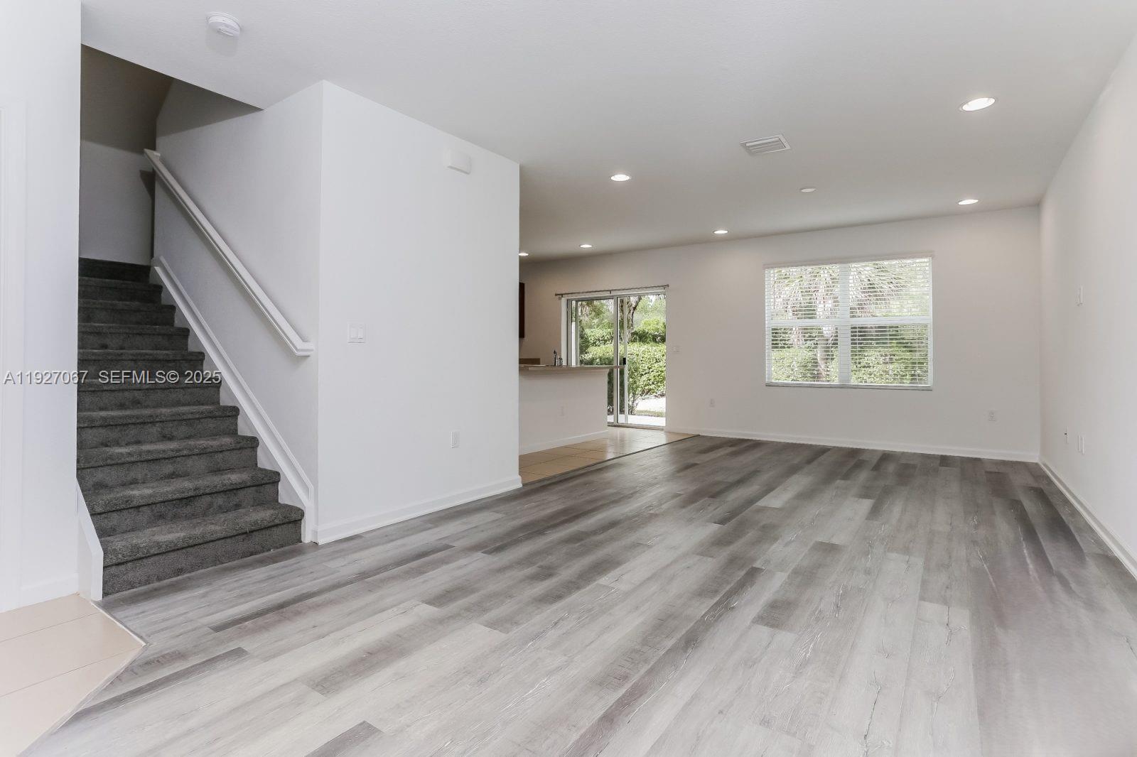 VIZCAYA FALLS PLAT 3 - Residential Lease