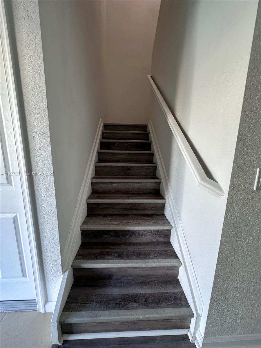 VIZCAYA FALLS PLAT 3 - Residential Lease