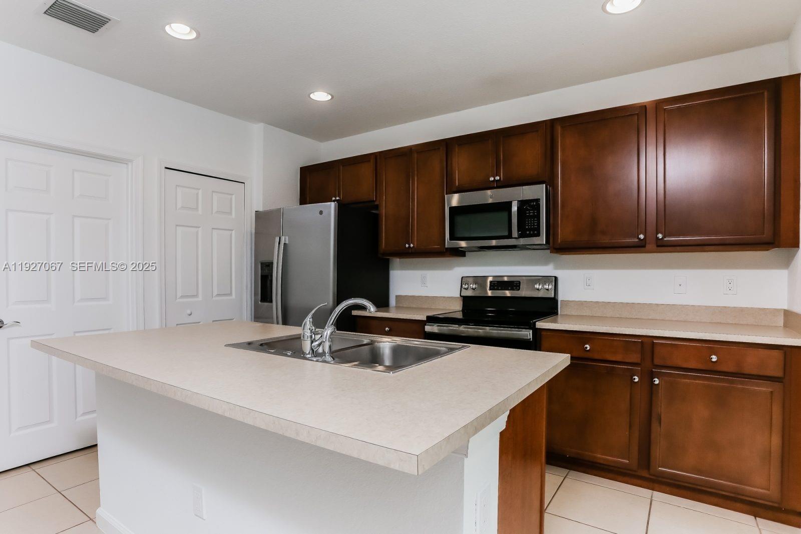 VIZCAYA FALLS PLAT 3 - Residential Lease