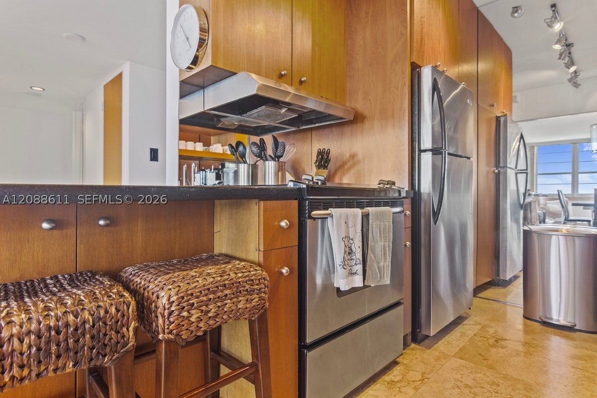 100 LINCOLN RD 748