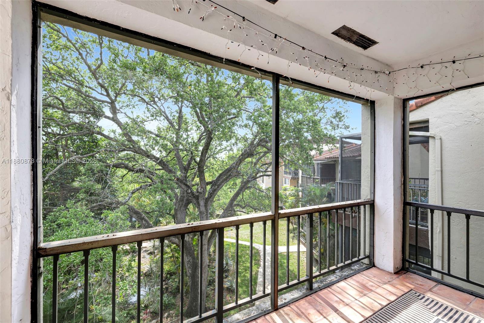 FALLS OF INVERRARY - Residential