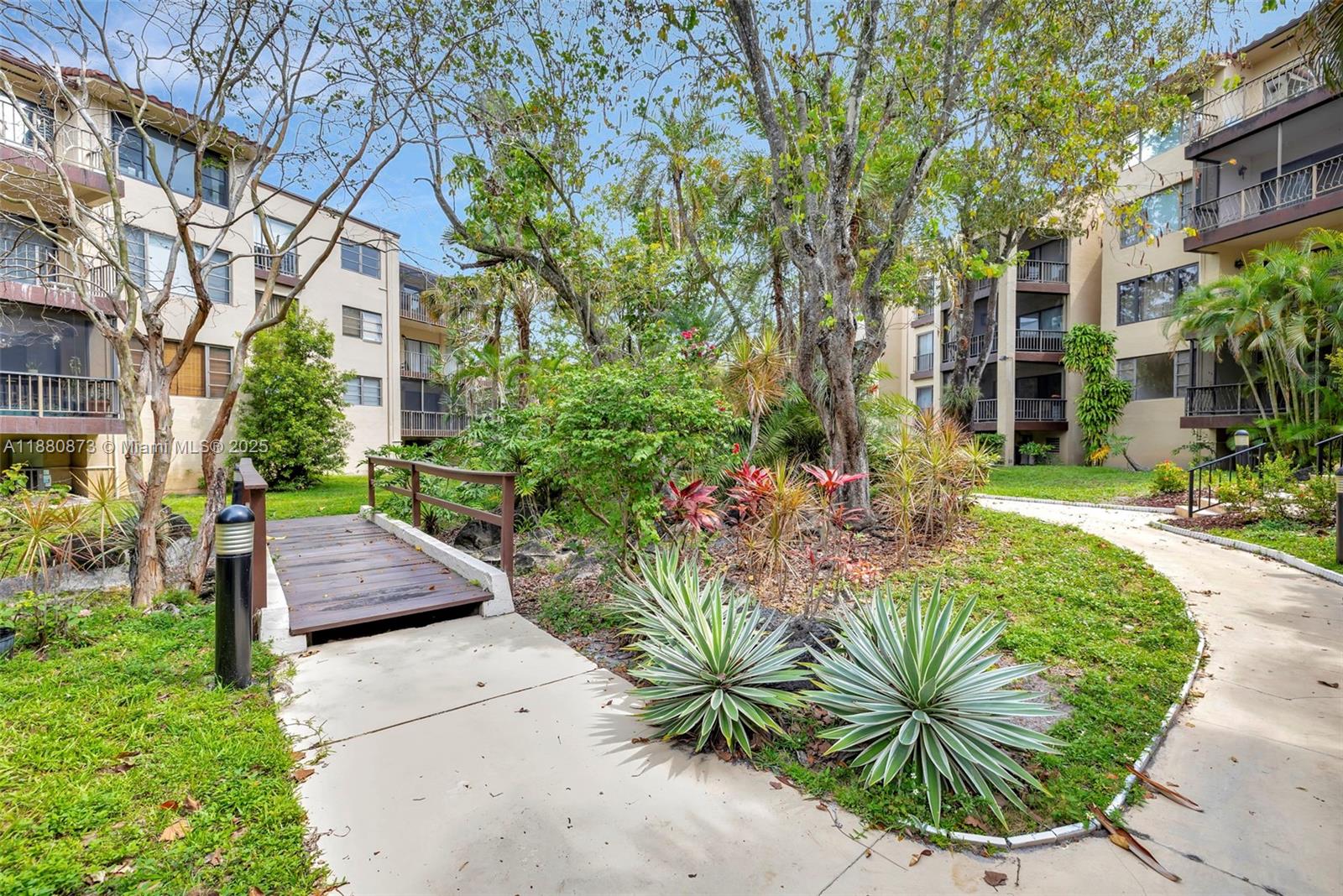 FALLS OF INVERRARY - Residential