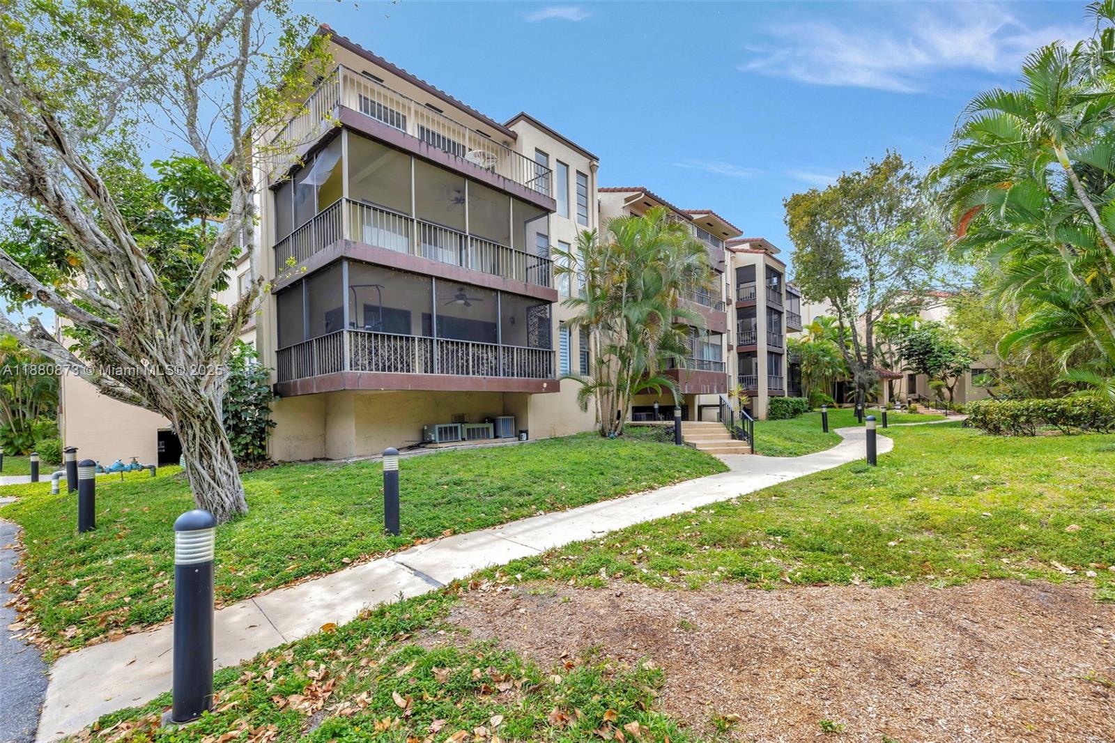 FALLS OF INVERRARY - Residential