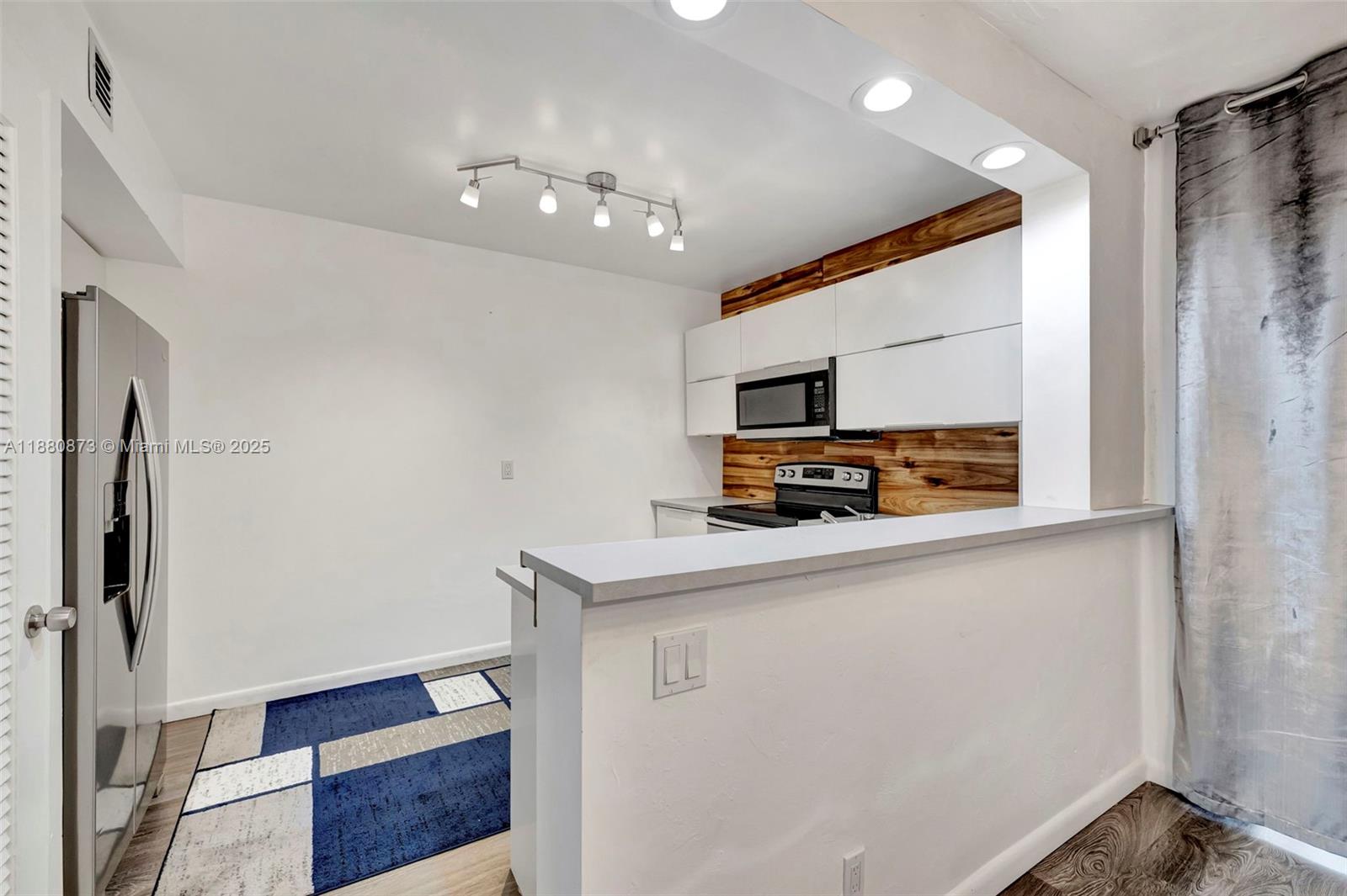 FALLS OF INVERRARY - Residential