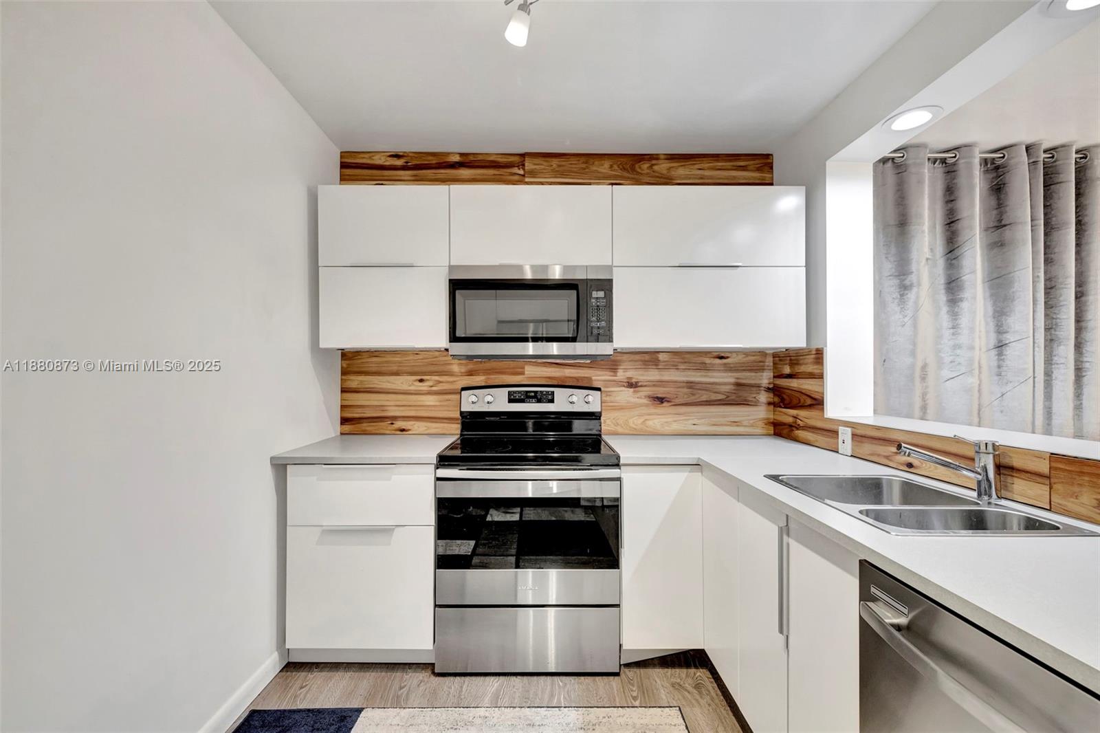 FALLS OF INVERRARY - Residential