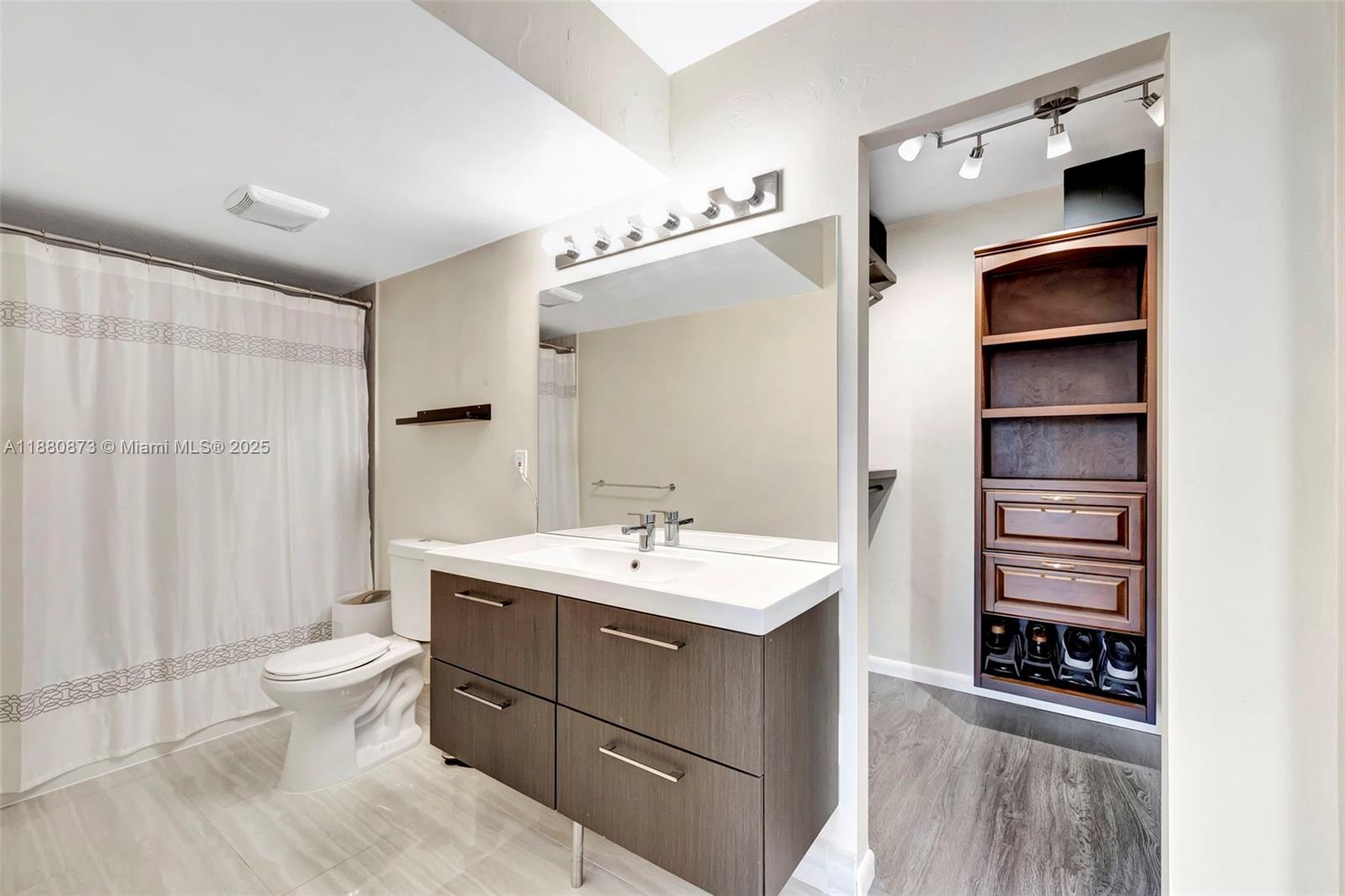 FALLS OF INVERRARY - Residential