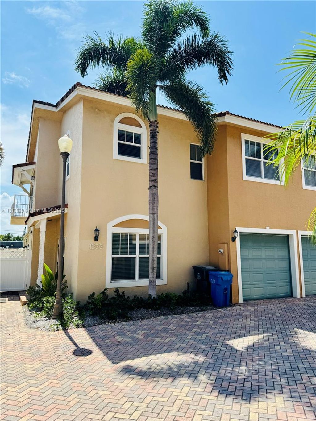 Photo of 1233 NE 32nd St, Oakland Park, FL 33334 (MLS # A11813020)